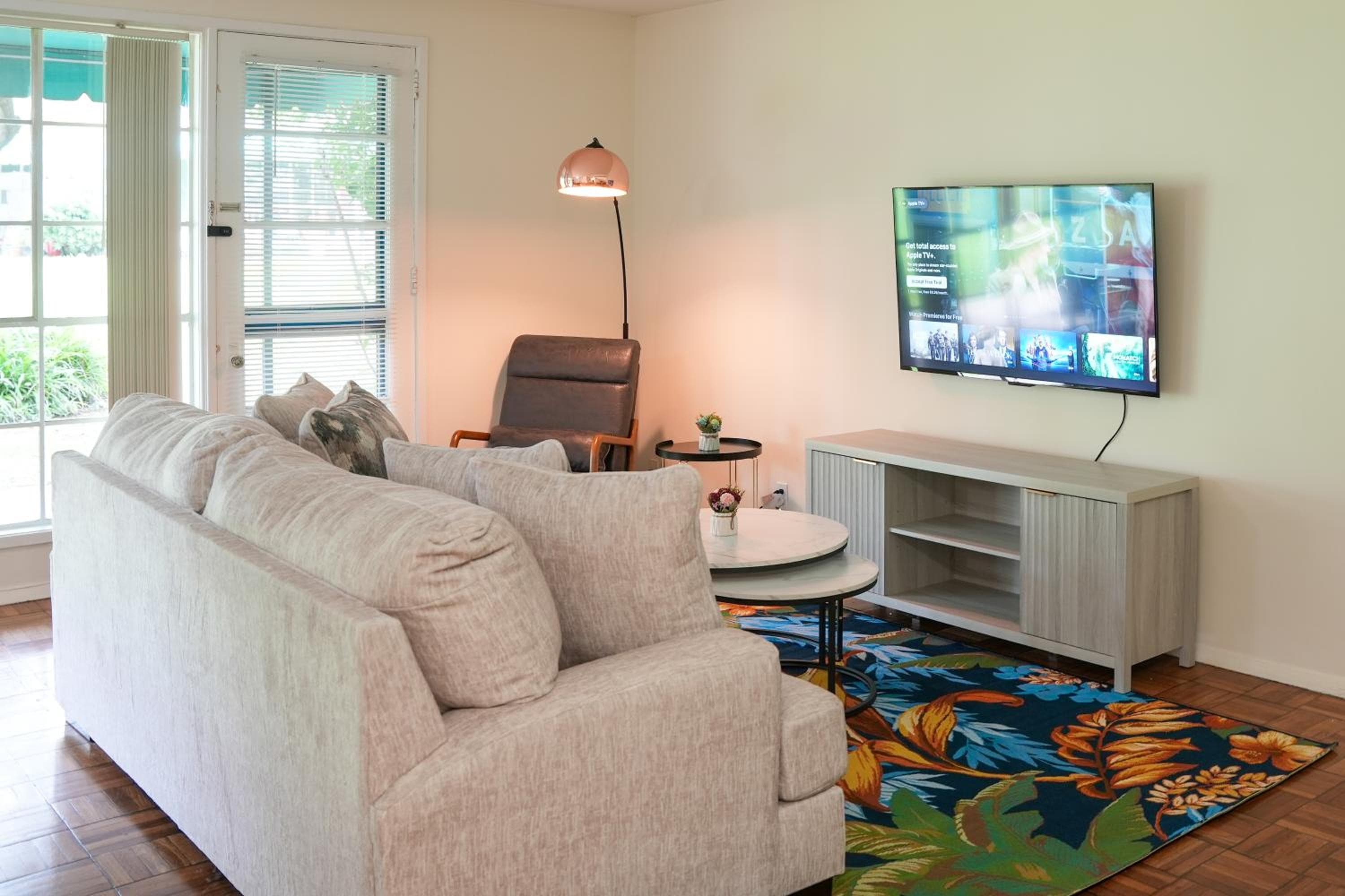 Photograph supplied for Los Angeles Miracle Mile Spacious 2BR Townhouse