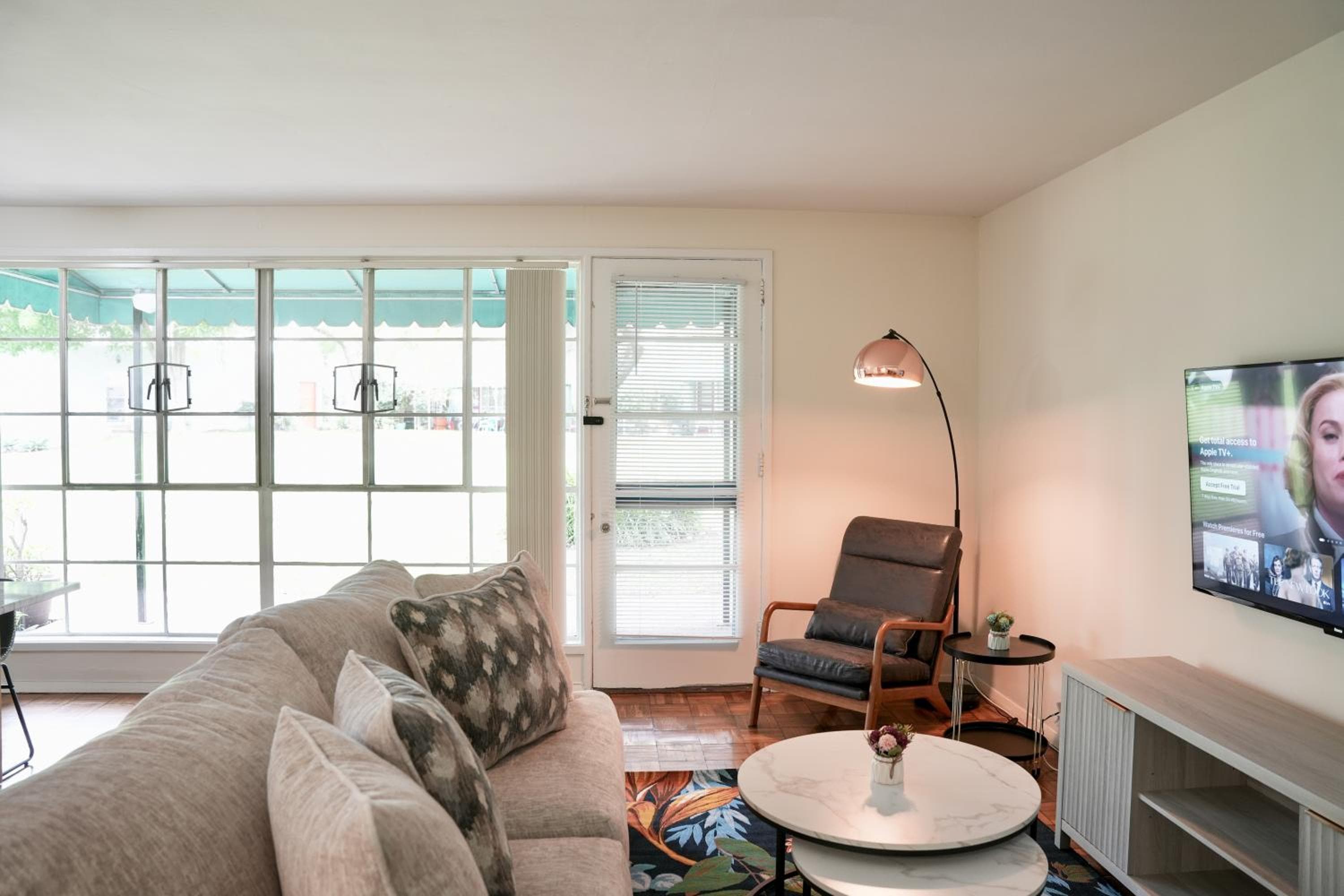 Photograph supplied for Los Angeles Miracle Mile Spacious 2BR Townhouse
