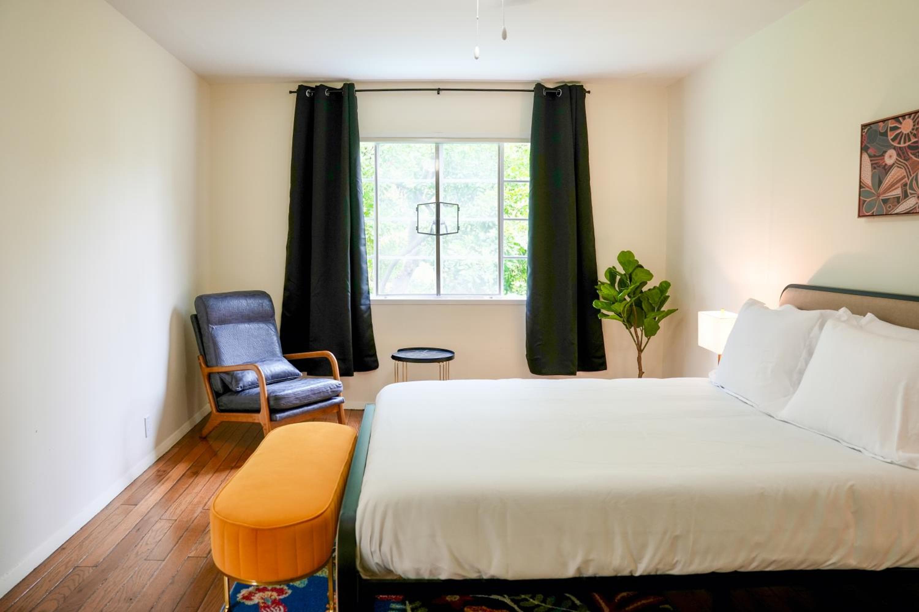 Photograph supplied for Los Angeles Miracle Mile Spacious 2BR Townhouse