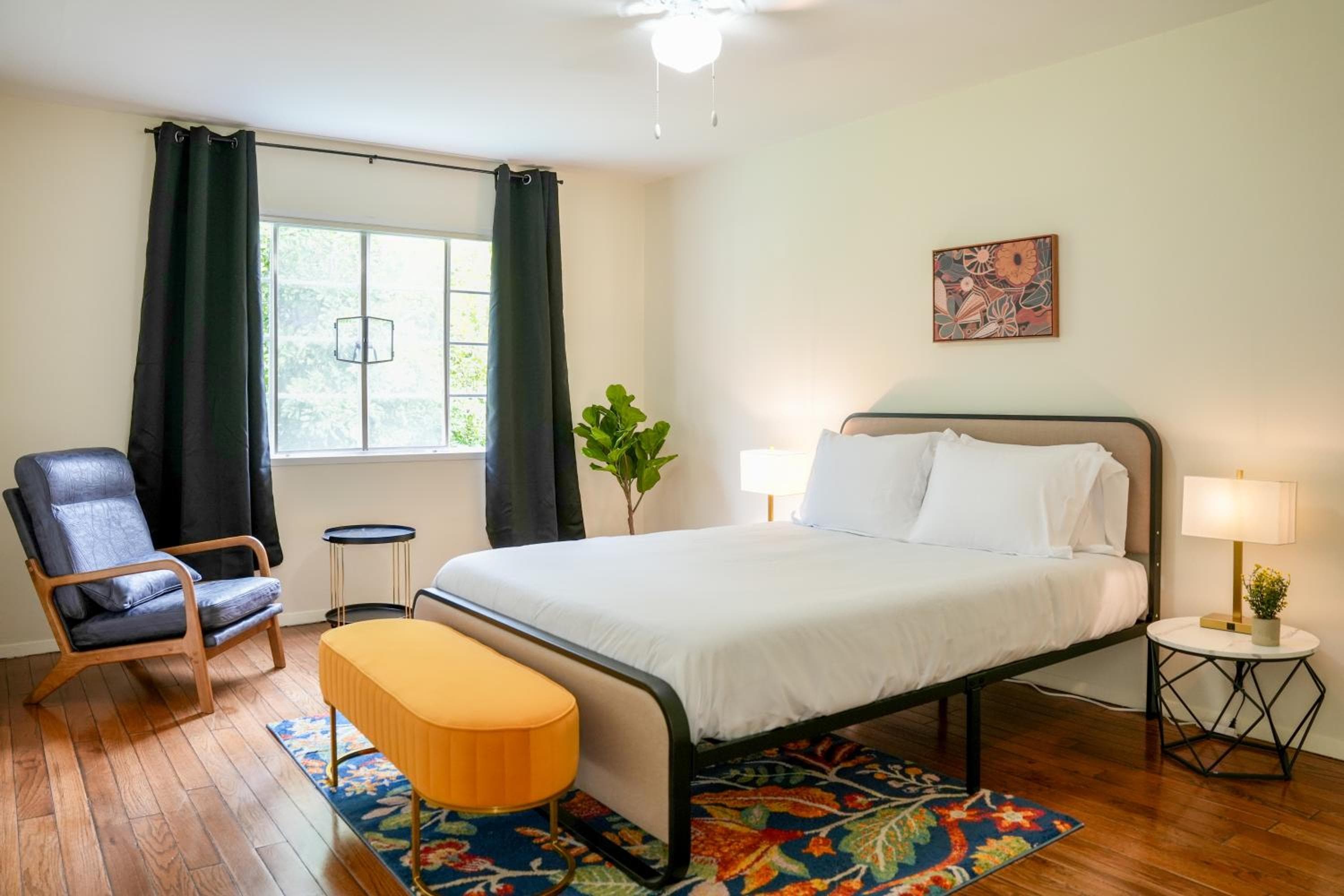 Photograph supplied for Los Angeles Miracle Mile Spacious 2BR Townhouse