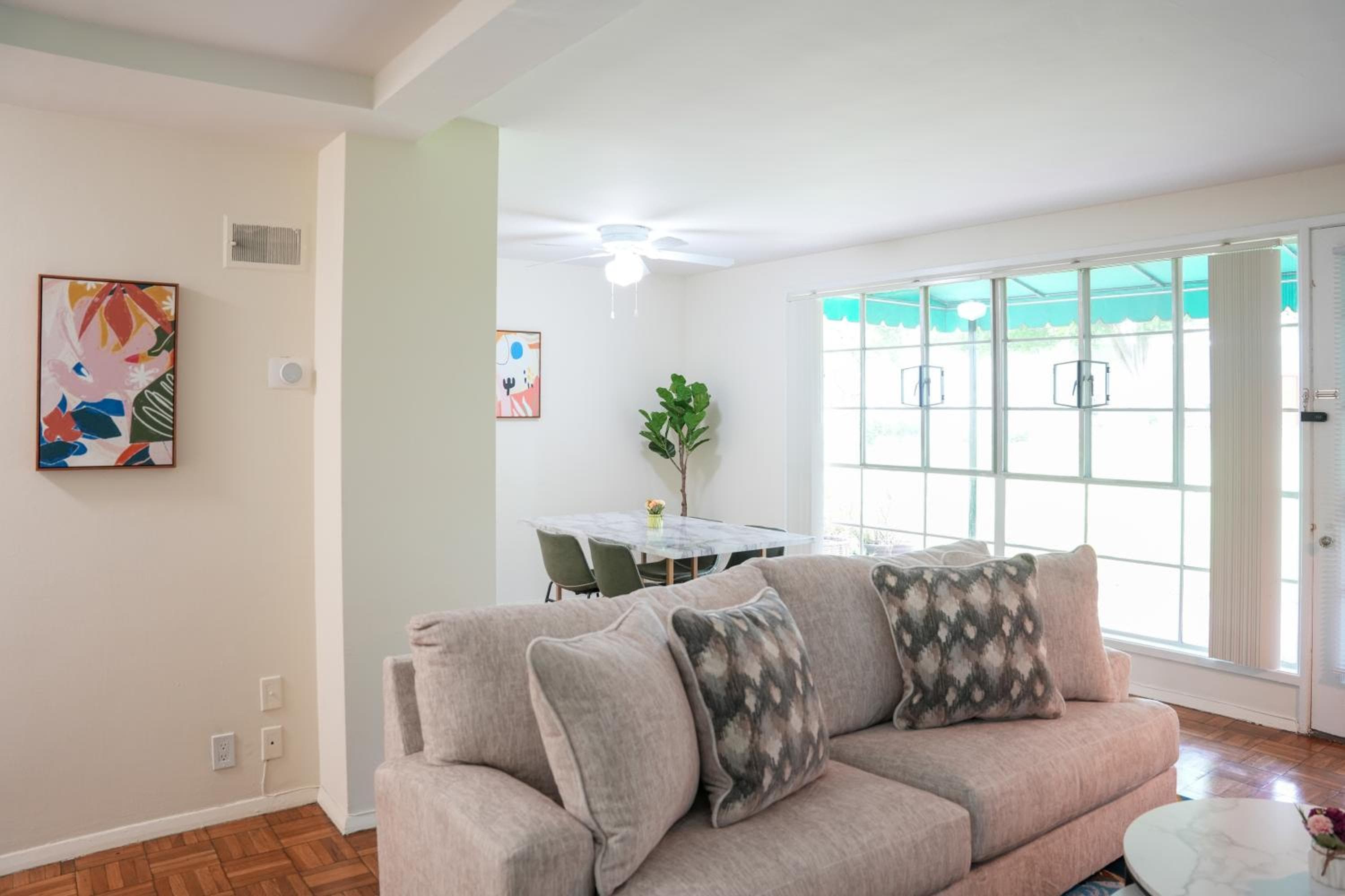 Photograph supplied for Los Angeles Miracle Mile Spacious 2BR Townhouse