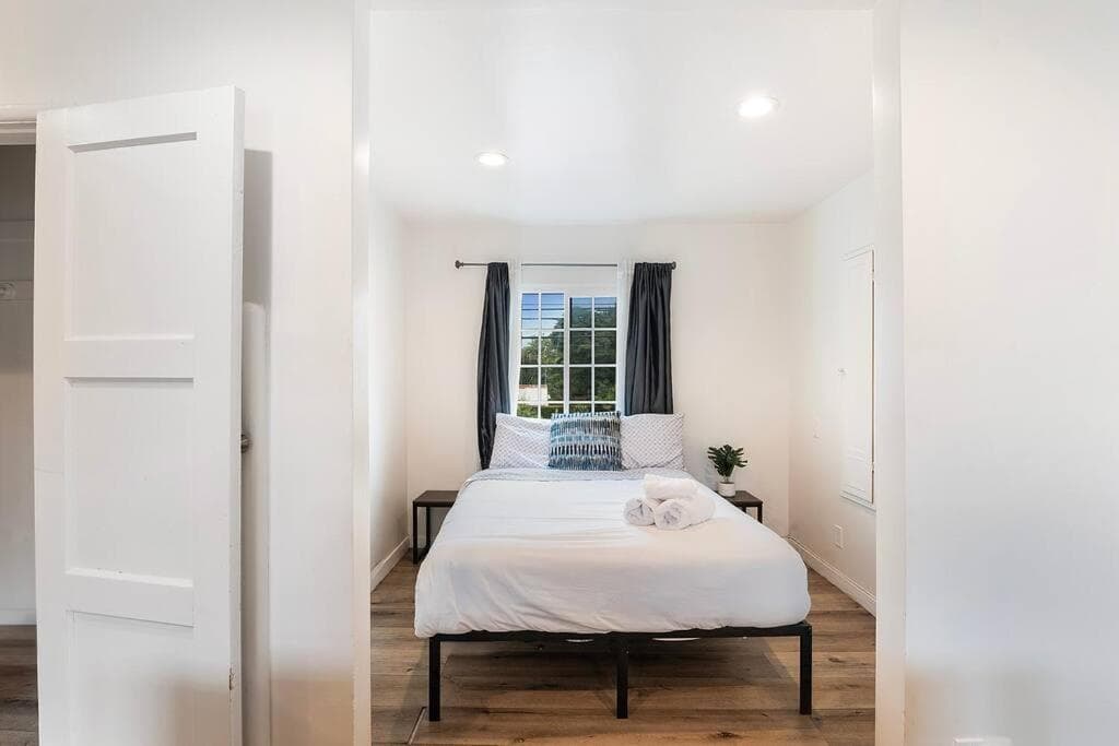 Photograph supplied for Chic Studio in Prime Location