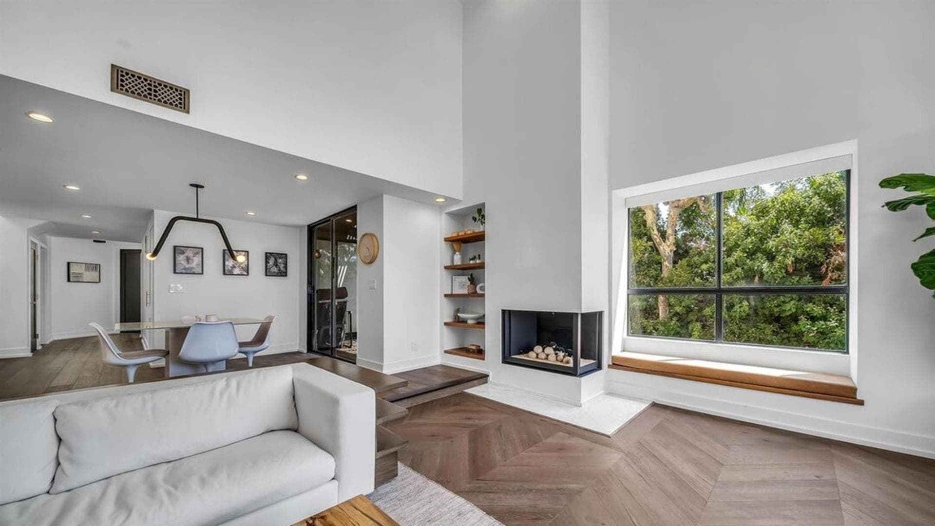Photograph supplied for Three Bedrooms Top Apartment With Breathtaking Views