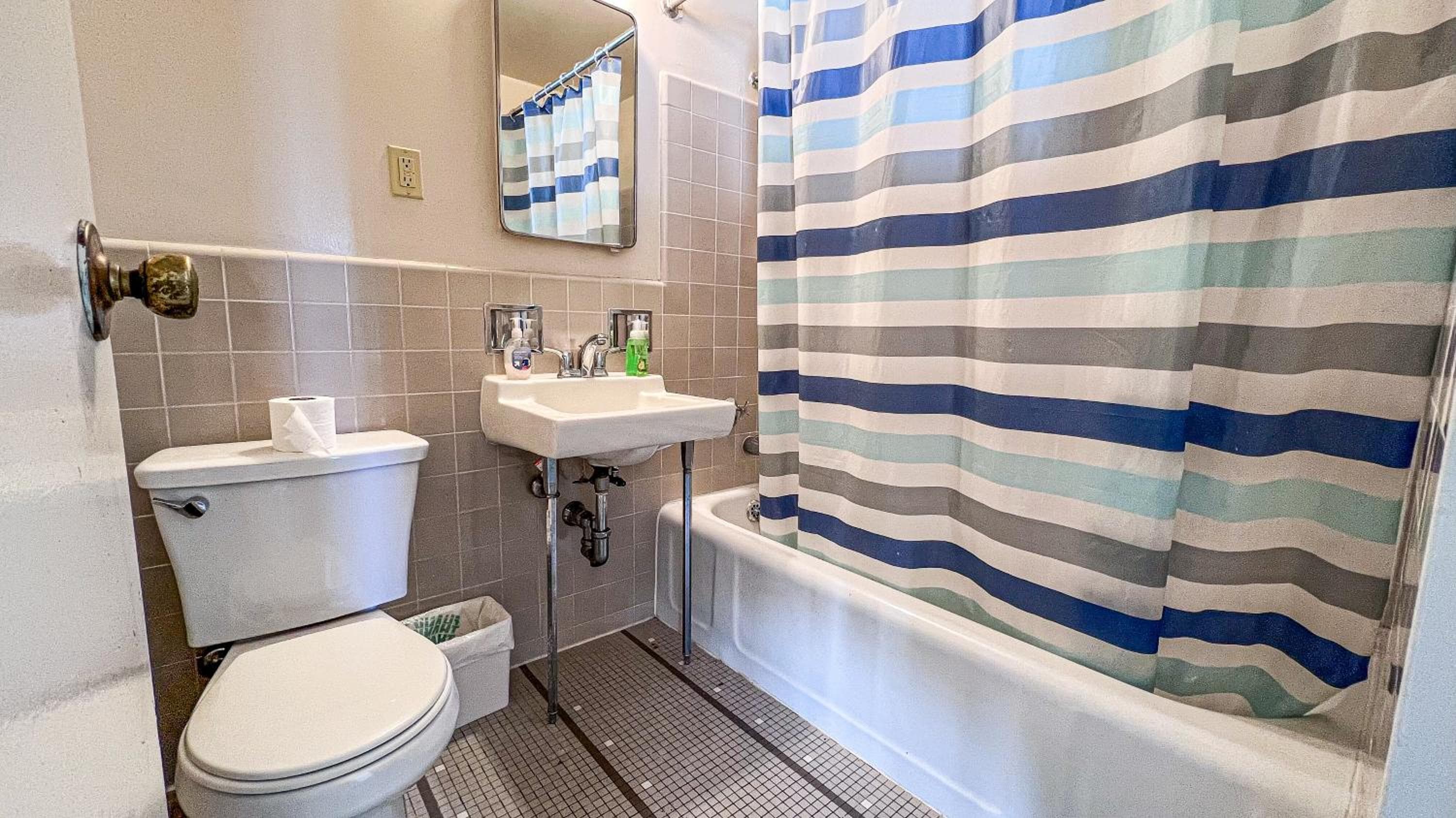 Photograph supplied for Stylish Apartment Walking Distance to The Grove