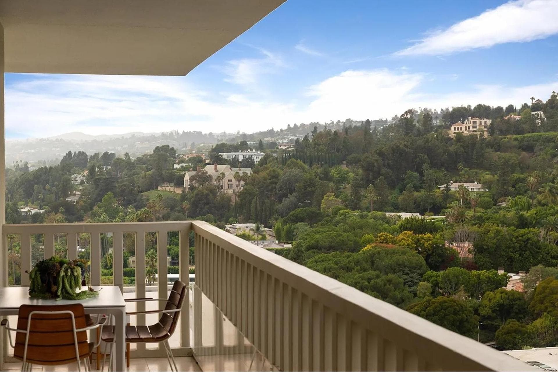 Photograph supplied for Immaculate Corner Condo With Ocean View