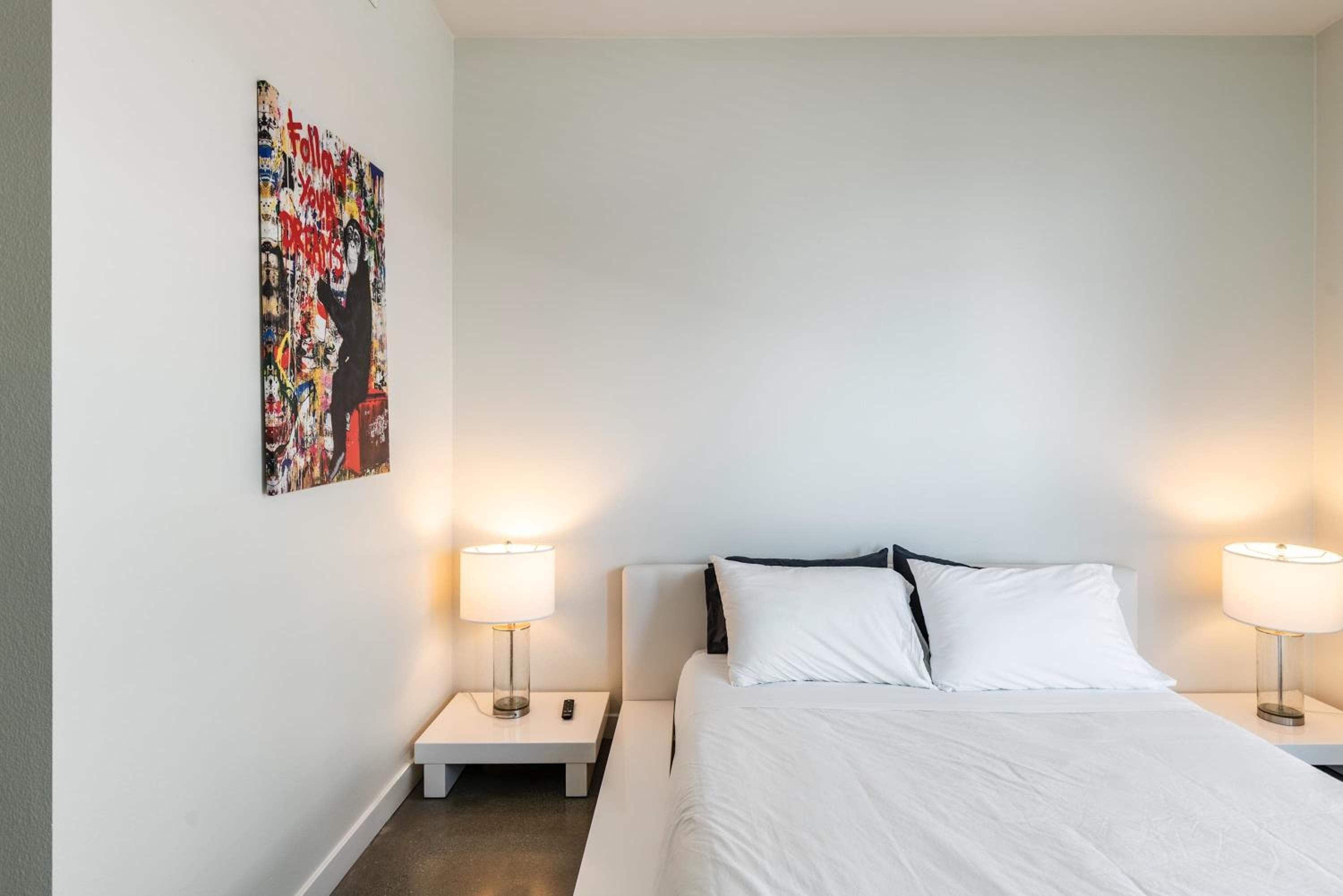 Photograph supplied for 2BR Luxurious Condo Hollywood av