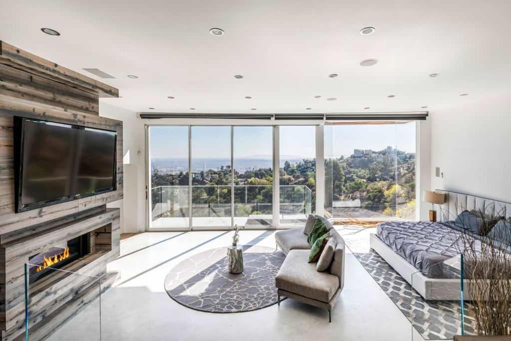 Photograph supplied for 6MiL Big City Views West Hollywood Hills Villa 4BR