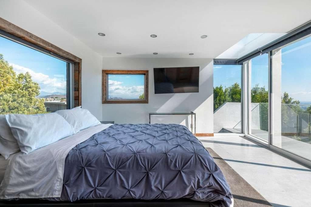 Photograph supplied for 6MiL Big City Views West Hollywood Hills Villa 4BR