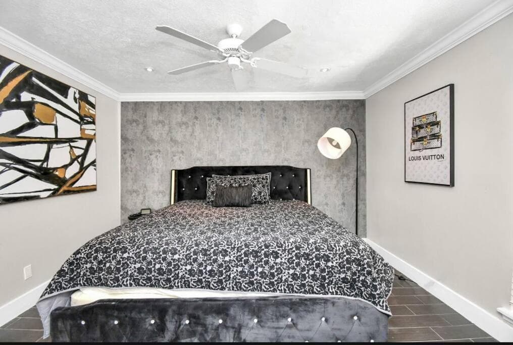 Photograph supplied for 1BR King Bed Near Montrose-Downtown