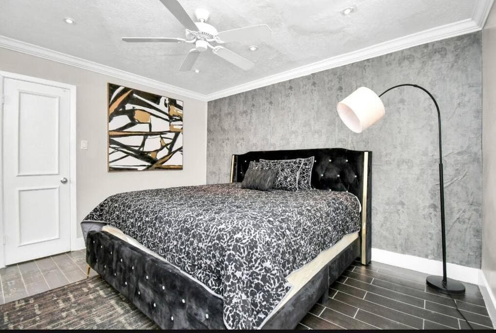 Photograph supplied for 1BR King Bed Near Montrose-Downtown