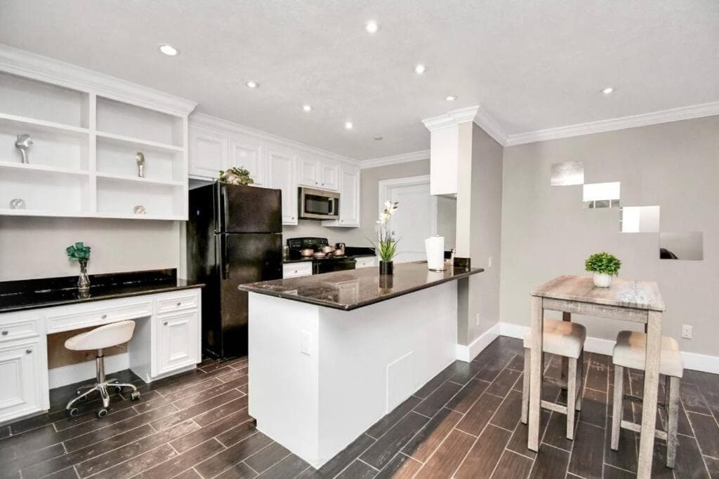 Photograph supplied for 1BR King Bed Near Montrose-Downtown