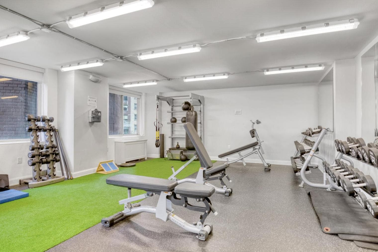 Photograph supplied for Blueground Midtown E gym wd nr UN NYC-1150
