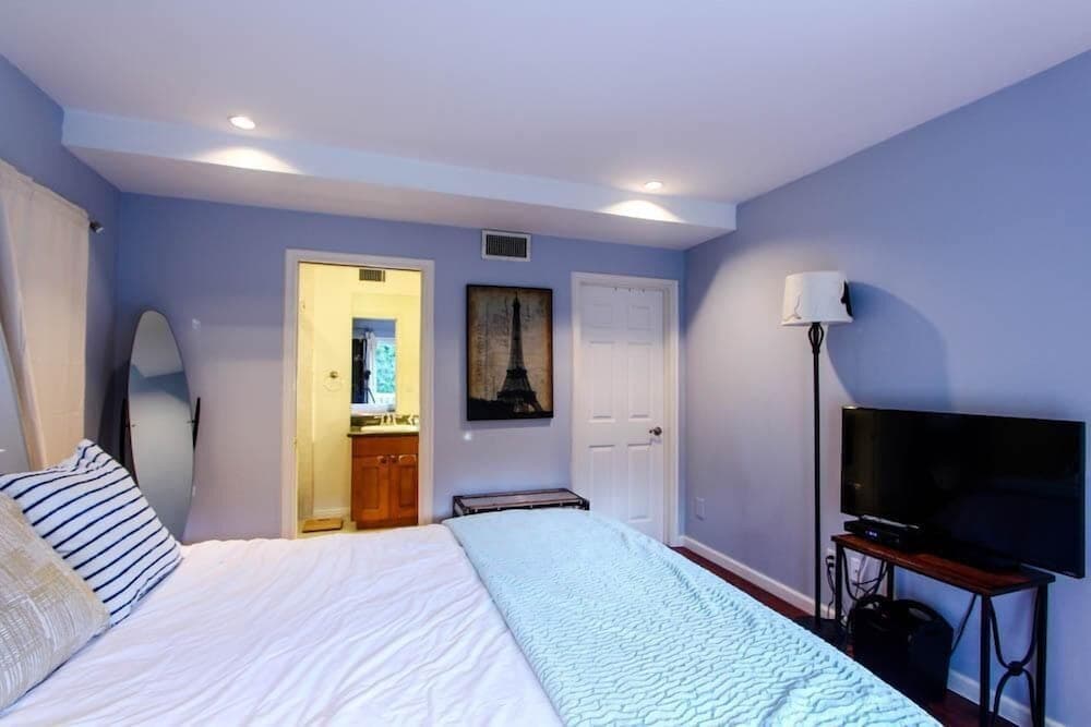 Photograph supplied for LA142 5 Bedroom Apartment By Senstay