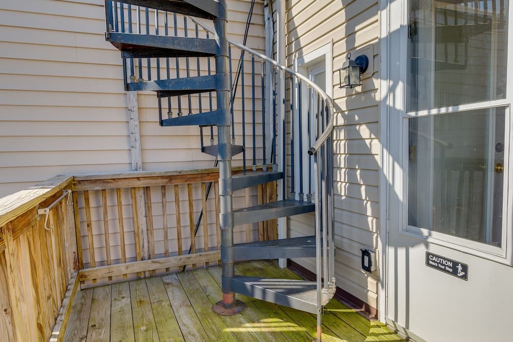 Photograph supplied for 1 Mi to to M&T Bank Stadium: Home w/ Rooftop Patio
