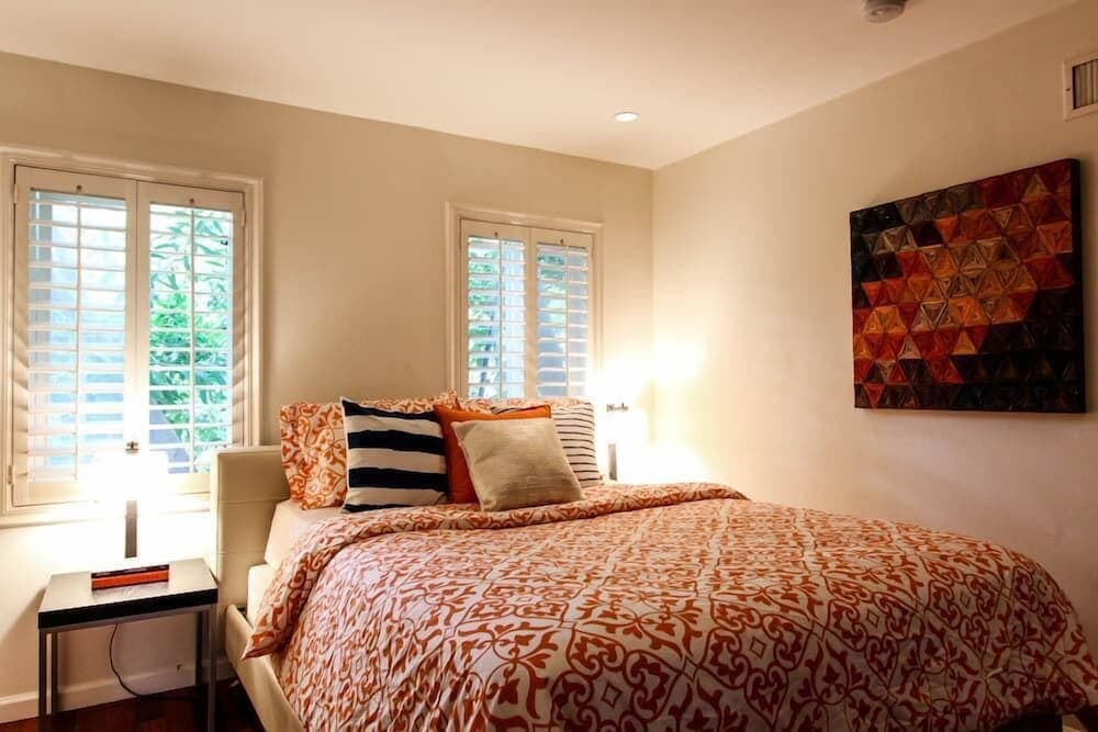 Photograph supplied for LA142 5 Bedroom Apartment By Senstay