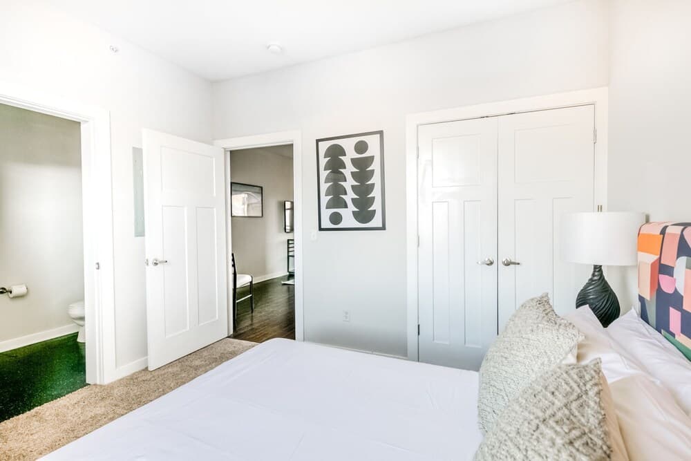 Photograph supplied for Cozysuites Musicrow Classy 1BR w Free Parking 61