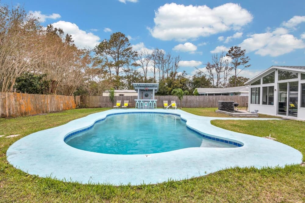 Photograph supplied for Sailfish Beach House - Pool Hottub Putting Green
