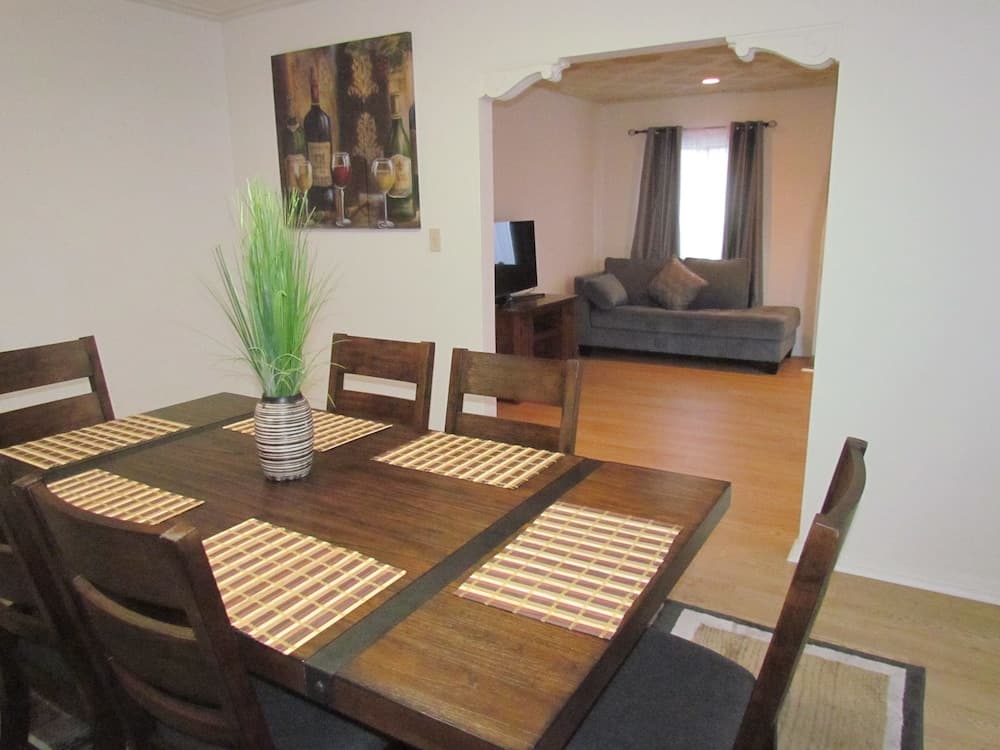 Photograph supplied for Relaxing Beverlywood house with bbq