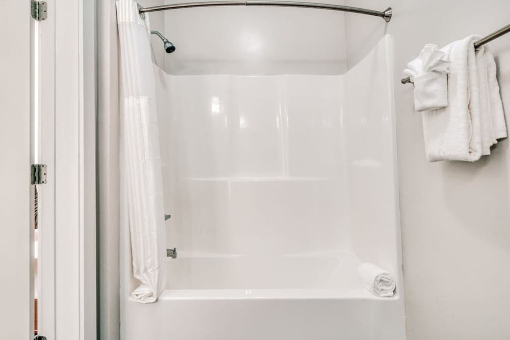 Photograph supplied for Cozysuites Musicrow Classy 1BR w Free Parking 24