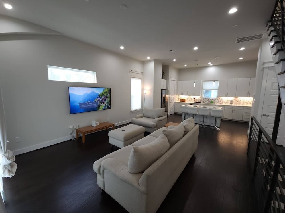 Photograph supplied for "modern 3bed Townhome. Near Nrg"